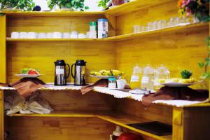 una estantería de madera con comida y bebidas. en Le Pont Hotel, en Cat Ba