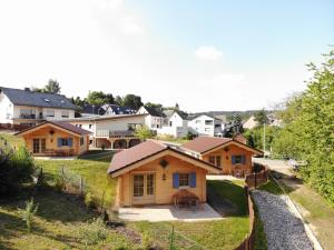 un gruppo di case in un quartiere residenziale di Carolinger Hüttendorf a Weyer