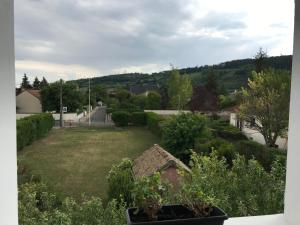 a view of a yard with a house at La pause nuitonne in Nuits-Saint-Georges