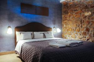 A bed or beds in a room at Casa Plaza de Culla