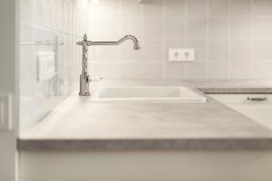 un comptoir blanc avec un évier dans une cuisine dans l'établissement Twin apartments 3 Bedr by Reside Baltic, à Vilnius 66 autres photos