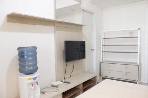 Μια τηλεόραση ή/και κέντρο ψυχαγωγίας στο Scenic 2BR Apartment at Parahyangan Residence near UNPAR By Travelio
