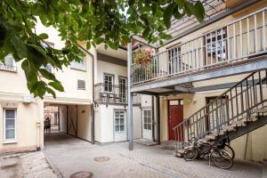 un vélo garé dans la cour d'un immeuble dans l'établissement Twin apartments 3 Bedr by Reside Baltic, à Vilnius