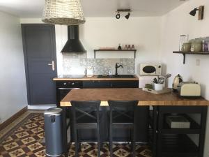 A kitchen or kitchenette at Gîte avec jacuzzi privatif à proximité de l'océan