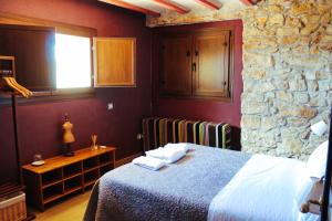 A bed or beds in a room at Casa Plaza de Culla