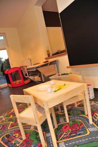 a table and two chairs in a room at Fehren einfach gut in Lingen