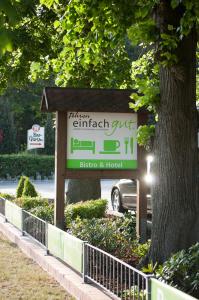 een bord voor toegang tot een bingo en hotel bij Fehren einfach gut in Lingen