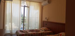 Un pat sau paturi într-o cameră la DSK Hotel