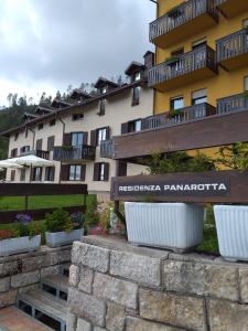 un hotel con un cartel frente a un edificio en Residenza Panarotta - Vetriolo(1500m), en Levico Terme