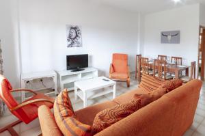 ein Wohnzimmer mit einem Sofa und einem Tisch in der Unterkunft Secreto in Oliva