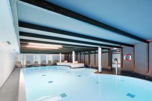
a large swimming pool with a large mirror in the middle of it at Relais & Châteaux Landhaus Stricker in Tinnum
