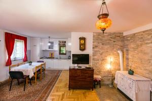 Una televisión o centro de entretenimiento en Vikendica Ahatovići