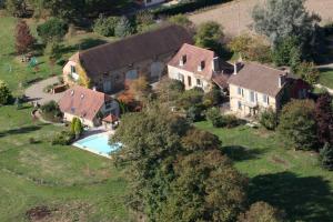 an aerial view of a house with a swimming pool at Domaine Oustau Cassou Chez Yanou et Yanetto in Sévignac-Thèze