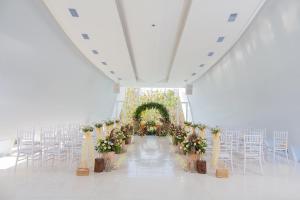 Un pasillo de bodas con sillas y un altar de bodas en Cross Bali Breakers - formerly X2 Bali Breakers en Jimbaran