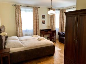 1 dormitorio con cama, escritorio y silla en VILLA ANGEL, en Rožňava