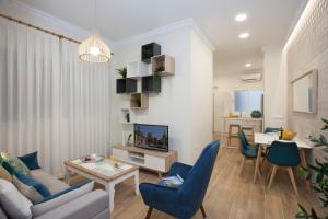 een woonkamer met een bank en een tafel bij SingularStays Seu Catedral in Valencia