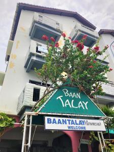 una señal para un restaurante frente a un edificio en Baan Talay en Pattaya South