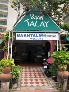 una señal para un barani kazapa delante de un edificio en Baan Talay en Pattaya South