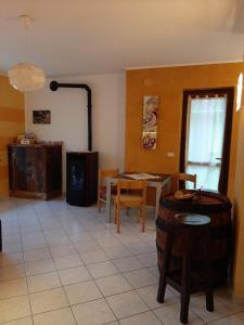 un soggiorno con tavolo e una sala da pranzo di Le Chat Riant a Fenis
