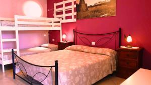 1 dormitorio con 1 cama y 2 literas en B&B Villa Romina en San Cataldo
