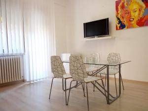 een eetkamer met een glazen tafel en stoelen bij Ponte di Cecco appartamenti in Ascoli Piceno