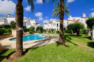 een villa met zwembad en palmbomen bij Las Moras II UL by CARLOSFERIEN in Denia