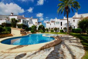 een zwembad voor een villa bij Las Moras II UL by CARLOSFERIEN in Denia +13 foto's