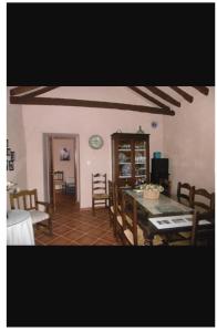 sala de estar con mesa de comedor y sillas en Alojamiento rural Rancho Valero en El Bosque