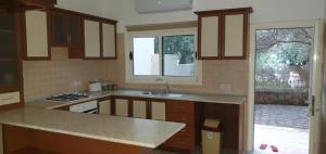 Кухня или мини-кухня в Suluca Homes
