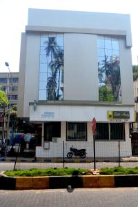 budynek z motocyklem zaparkowanym przed nim w obiekcie Hotel Atlantic w Bombaju