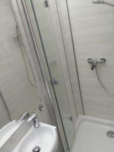uma casa de banho com um chuveiro e um lavatório. em Apartament UnoPuro w centrum Giżycka em Giżycko