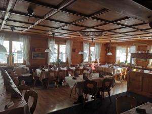 Restaurace v ubytování Gasthaus Pension Montafonerhüsli