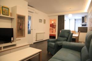 Televízia a/alebo spoločenská miestnosť v ubytovaní APARTAMENTOS LA VEREDA