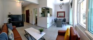 卡瓦拉的住宿－Dot House，带沙发和电视的客厅