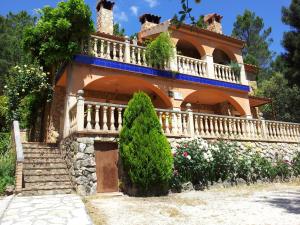 a house with a balcony on top of it at Casas el Calar del Rio Mundo in Riópar