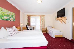 Łóżko lub łóżka w pokoju w obiekcie Hotel Wiesenhof