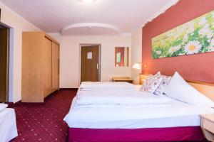 Łóżko lub łóżka w pokoju w obiekcie Hotel Wiesenhof