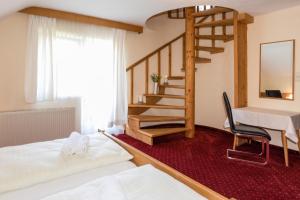 Łóżko lub łóżka w pokoju w obiekcie Hotel Wiesenhof