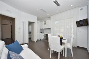 salon z białą kanapą i stołem w obiekcie Costa d'Amalfi Apartments w mieście Minori