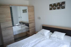 Posteľ alebo postele v izbe v ubytovaní SUN-DIAL APARTMAN
