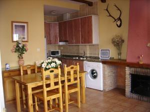 A kitchen or kitchenette at Los Olivos