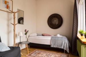 Dormitorio pequeño con cama y espejo en The apartment - Öbbuhús, en Borgarnes
