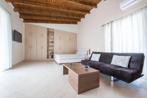 Posezení v ubytování Top floor modern studio in central Koropi