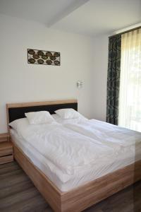 Posteľ alebo postele v izbe v ubytovaní SUN-DIAL APARTMAN