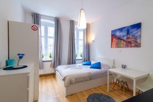 sypialnia z łóżkiem z niebieskimi poduszkami w obiekcie Stay99 w Poznaniu