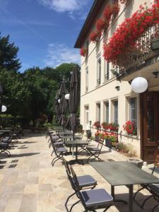 Le Clos De Mutigny في La Chaussée-sur-Marne: صف من الطاولات والكراسي امام المبنى