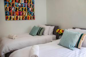 イフラクームにあるBroad Park Villa - 4 Bed-Sleeps 8-TJS4BPVの部屋に並んで置かれた2つのベッド