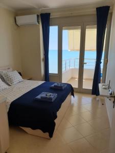 A bed or beds in a room at Matin Apartment Sea View