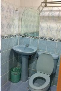 Koupelna v ubytování La Brea Inn