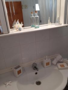 a bathroom counter with a sink and a mirror at Captain's Beauty & Wellness House in Stratónion